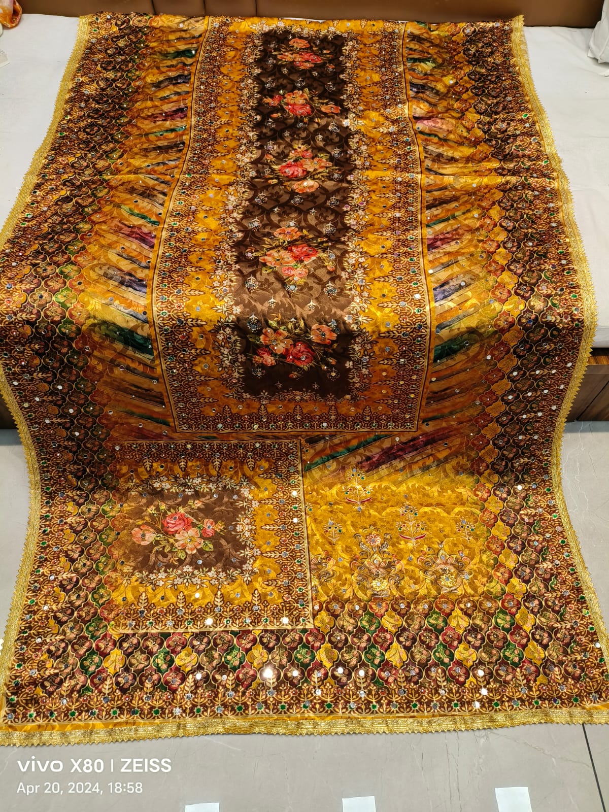 Noor-e-Zamīn Mirror-Embellished Jacquard Dupatta